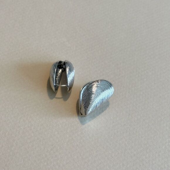 Silver Shell Earrings #1549 - Picture 3 of 4
